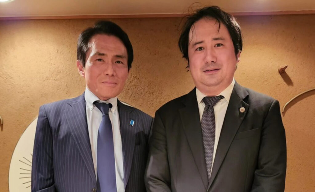 鈴木あきひろ議員と加藤博太郎弁護士の写真